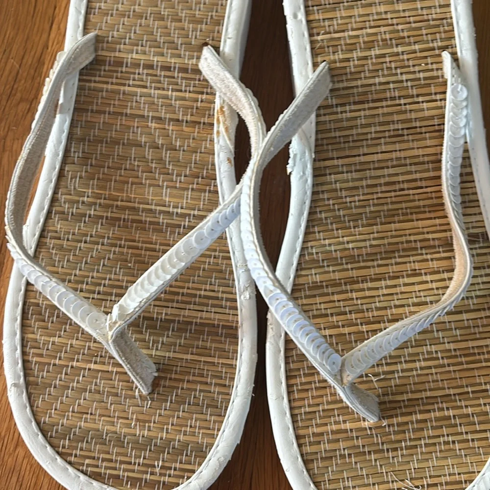 White flip flops size 7 - Picture 3 of 6